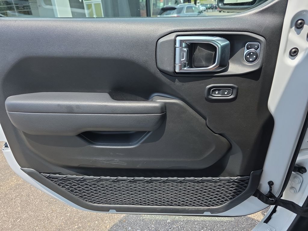 Used 2025 White/off-white Jeep Rubicon 4xe image 17