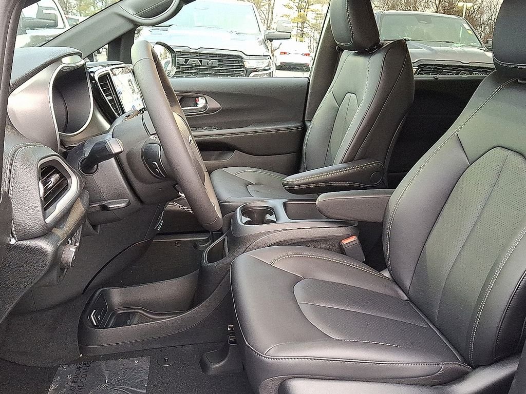 2026 Chrysler Pacifica Select - Photo 11