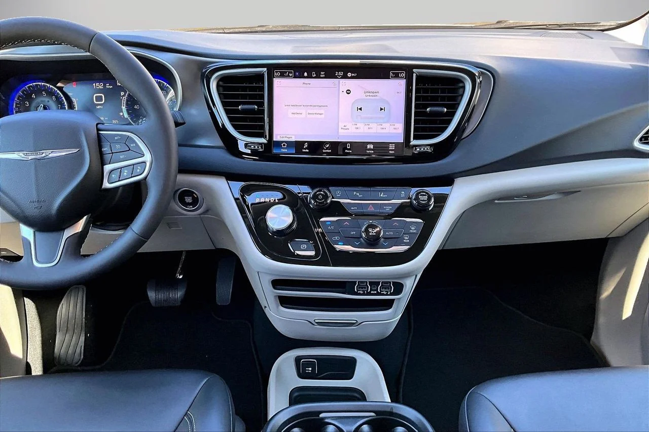 Used 2024 Silver Chrysler Touring L image 12