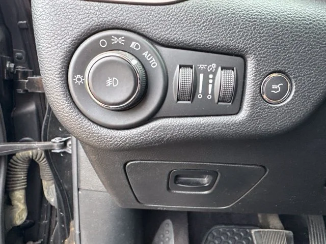 Used 2017 Diamond Black Crystal Pearlcoat Jeep Latitude image 9
