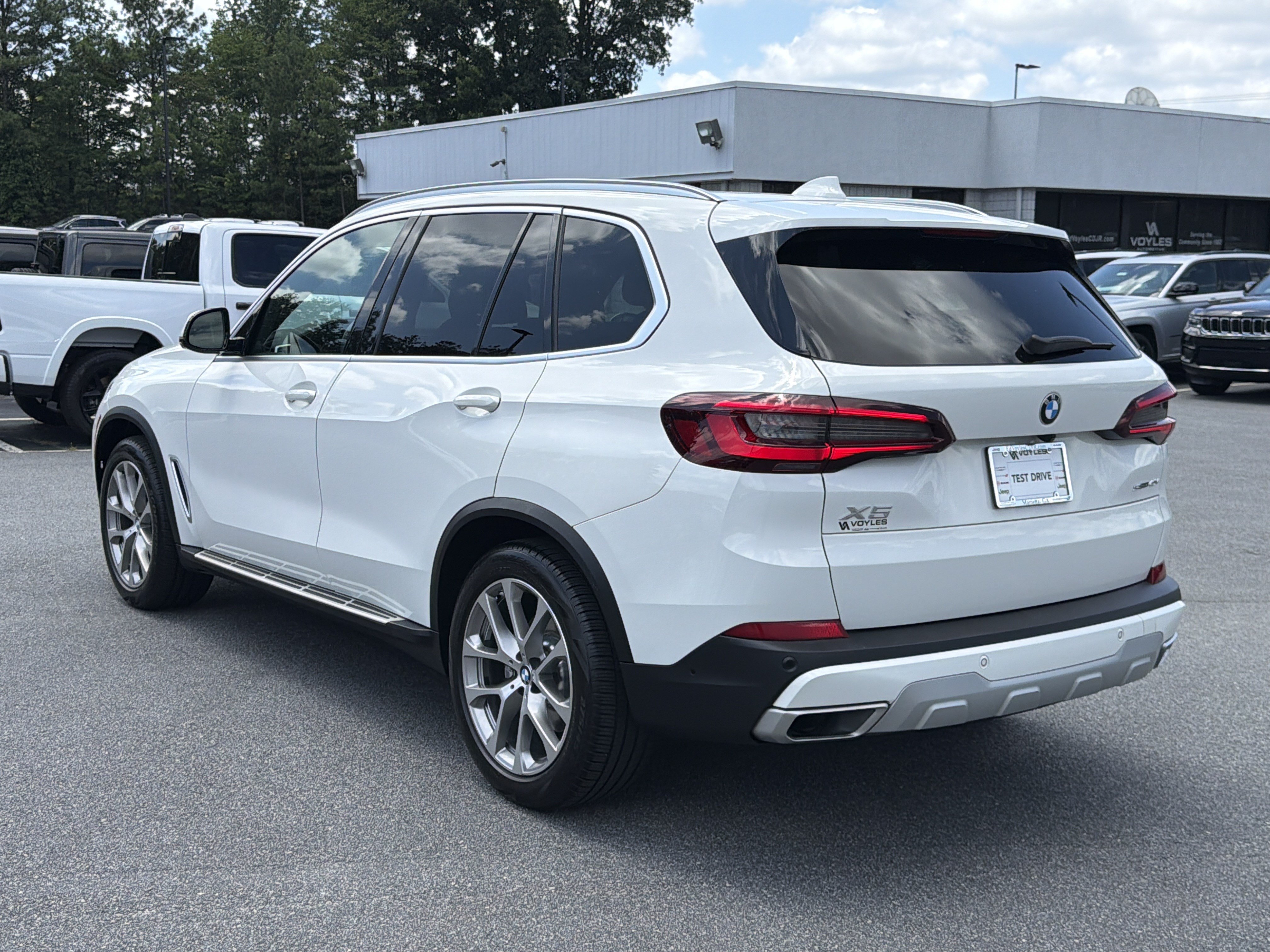 Used 2022 Alpine White BMW sDrive40i image 6