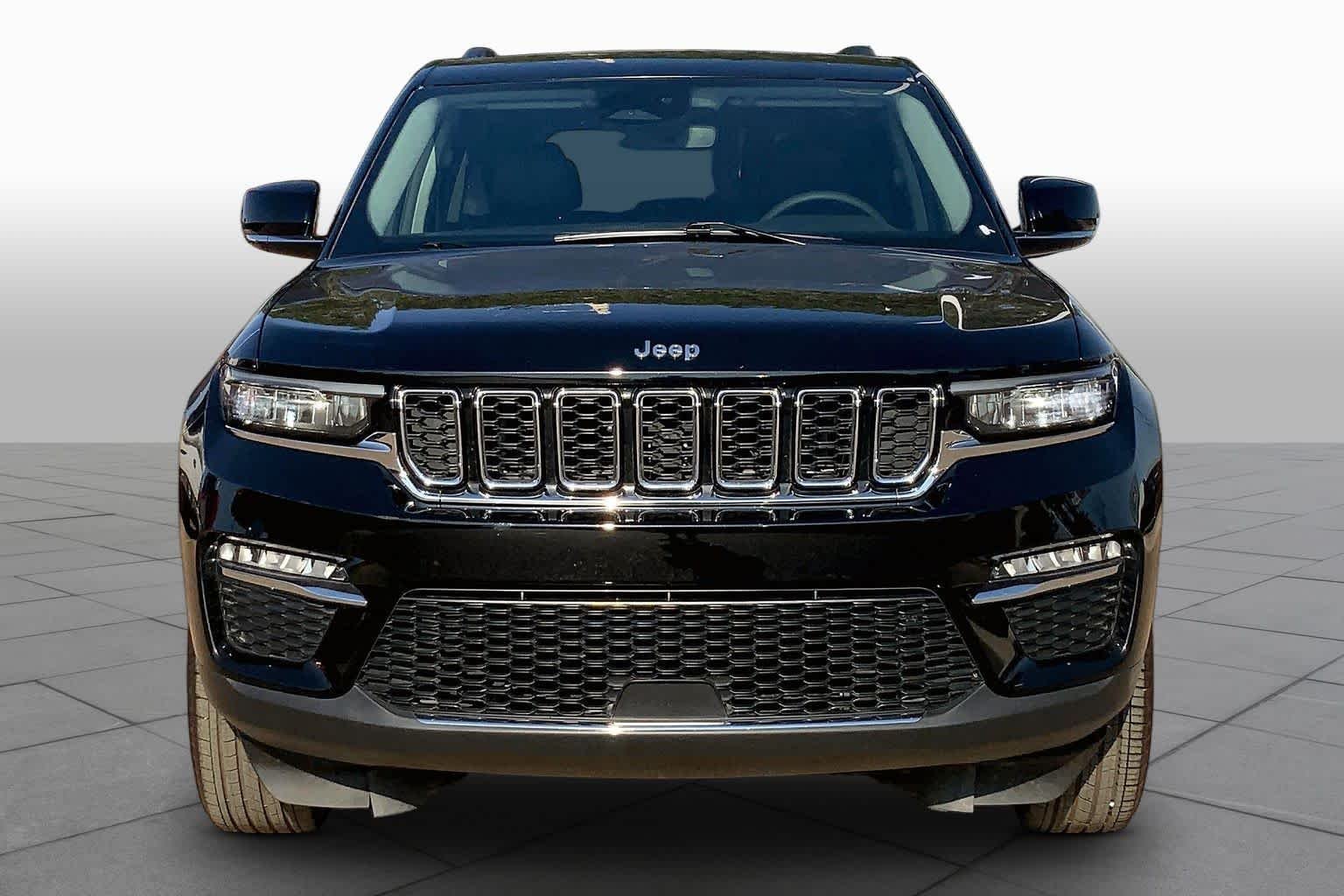 Used 2023 Diamond Black Crystal Pearlcoat Jeep Limited image 4