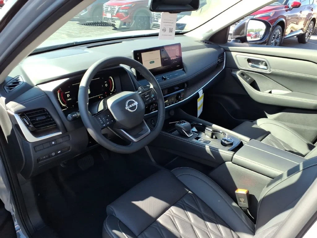 New 2026 Boulder Gray Pearl / Super Black Two-tone Nissan Platinum image 12