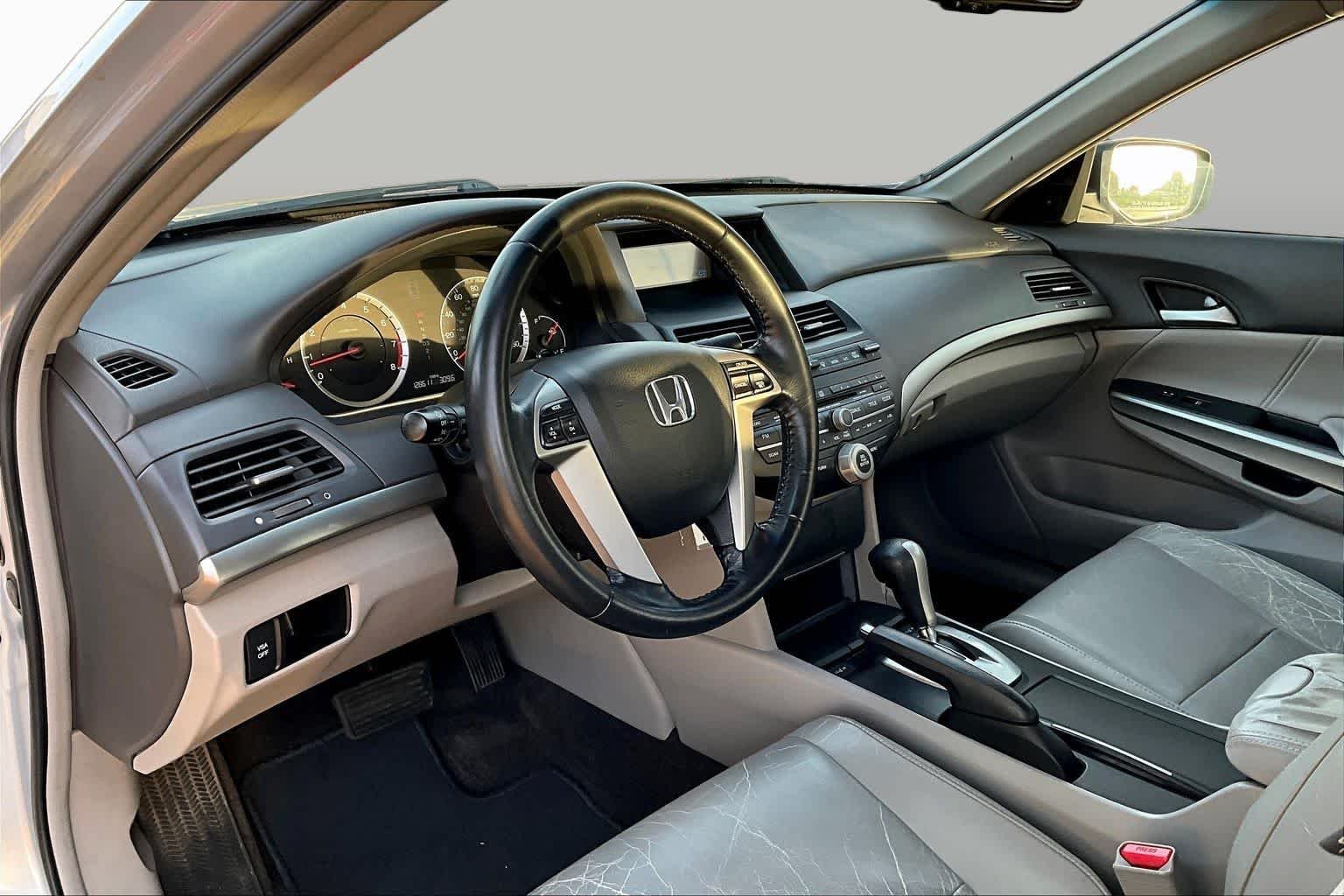 Used 2009 Alabaster Silver Metallic Honda EX-L image 16