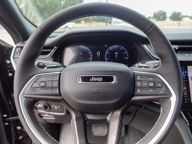 New 2026 Diamond Black Crystal Pearl-Coat Exterior Paint Jeep Altitude image 12