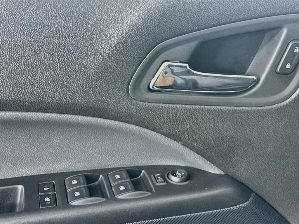 Used 2015 White Chevrolet Z71 image 21