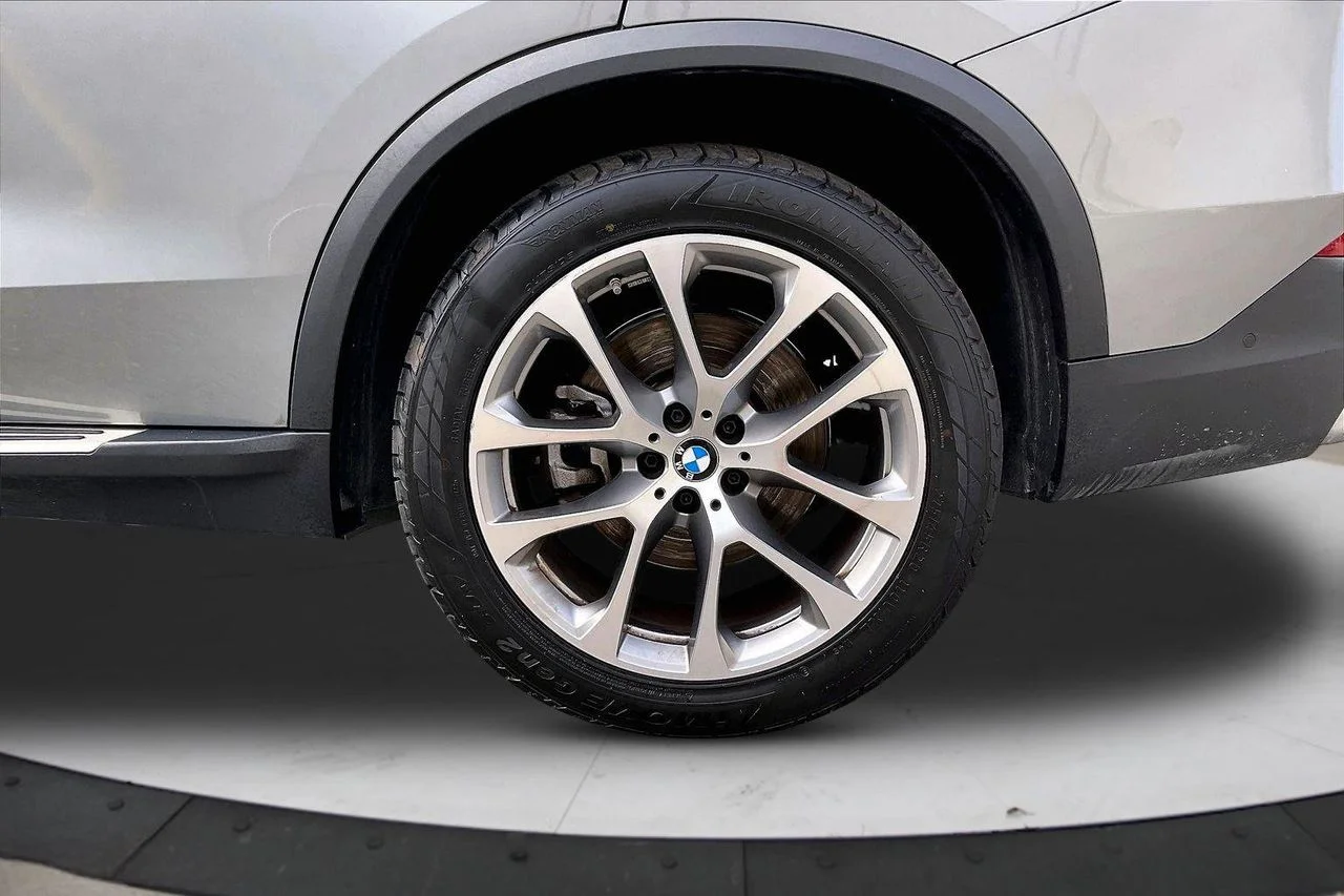 Certified Used 2024 Gray BMW xDrive40i image 37