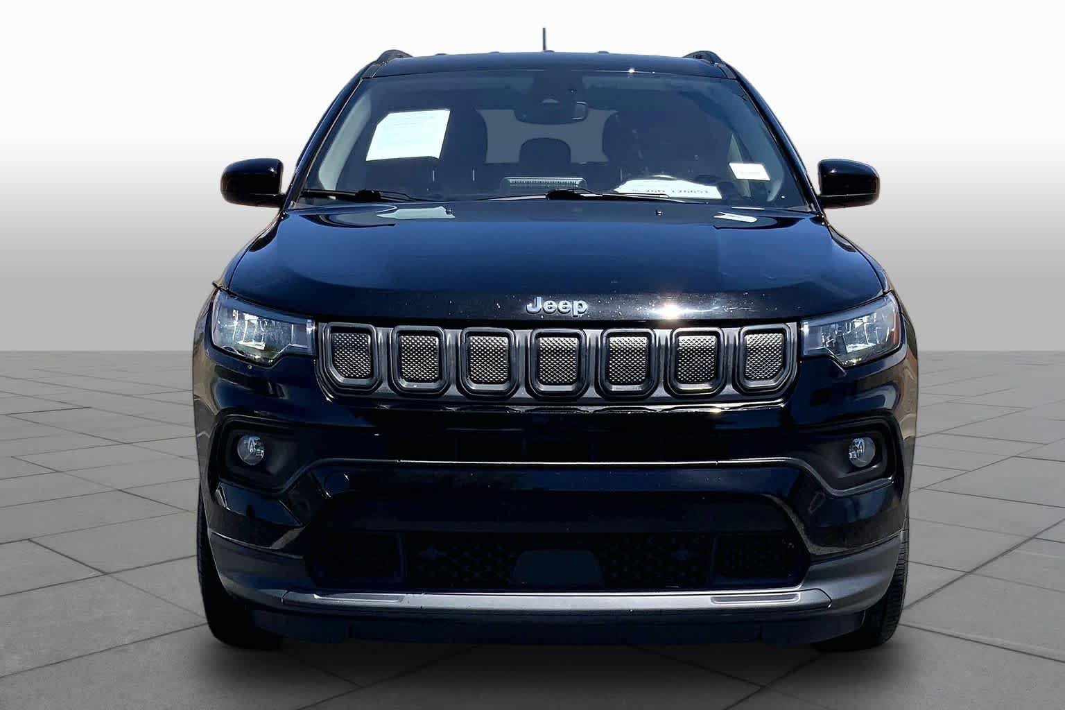 Used 2022 Diamond Black Crystal Pearlcoat Jeep Latitude image 4