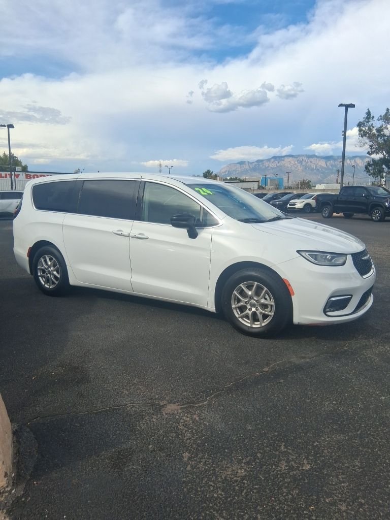 Used 2024 White Chrysler Touring L image 4