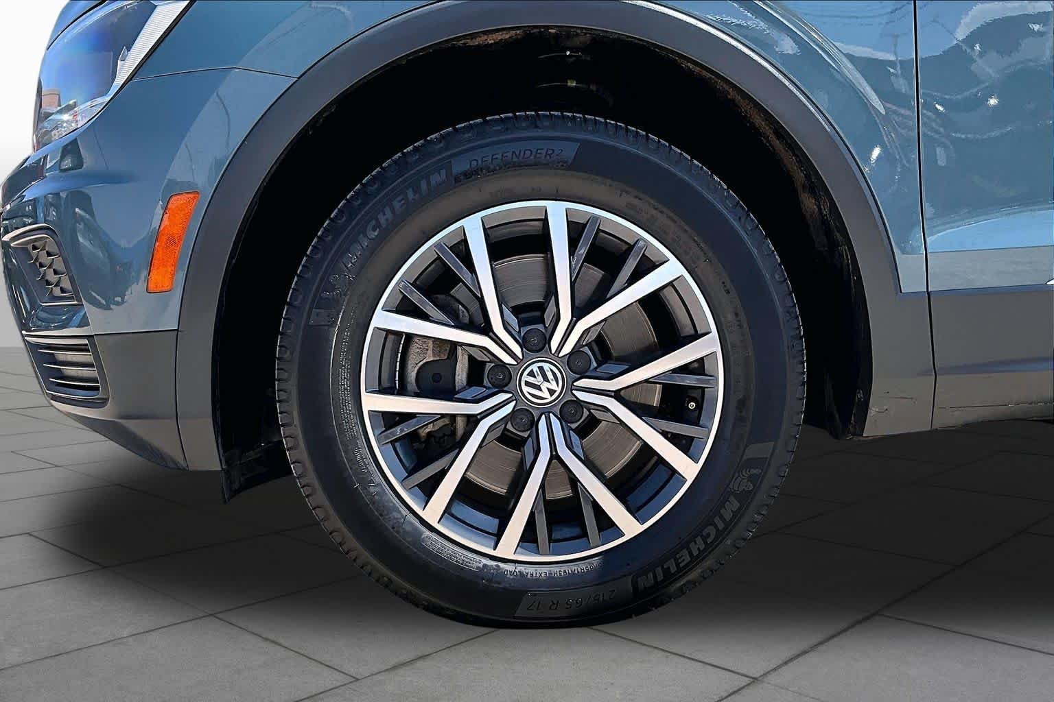 Used 2020 Stone Blue Metallic Volkswagen SE image 11