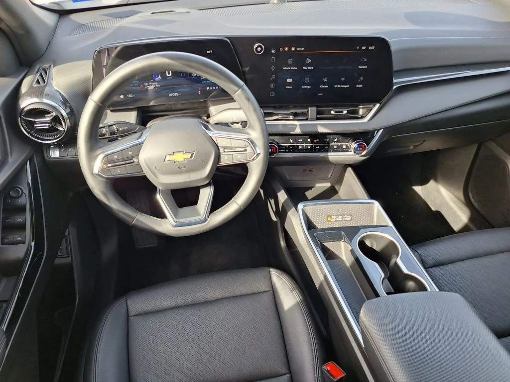 Used 2025 Summit White Chevrolet LT image 9