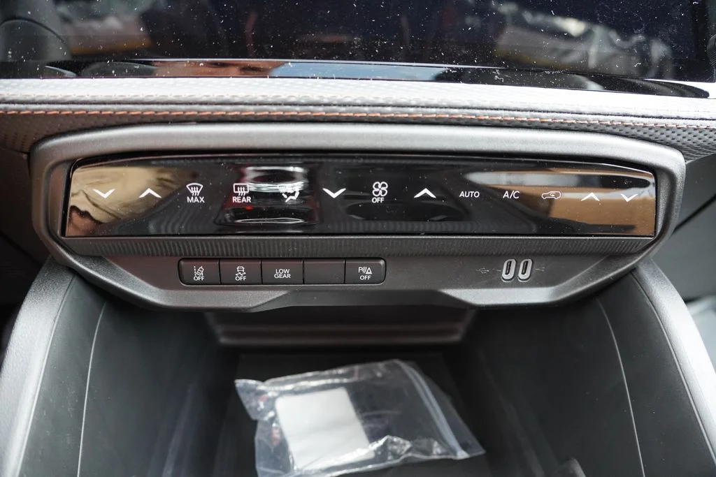 New 2026 Diamond Black Crystal Pearlcoat Jeep Limited image 15