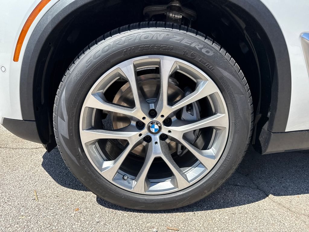 New 2026 White BMW xDrive40i image 9