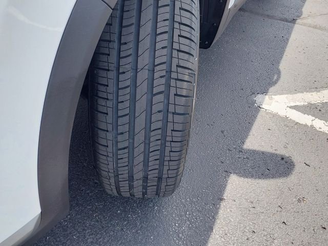Used 2023 White Hyundai SEL image 9