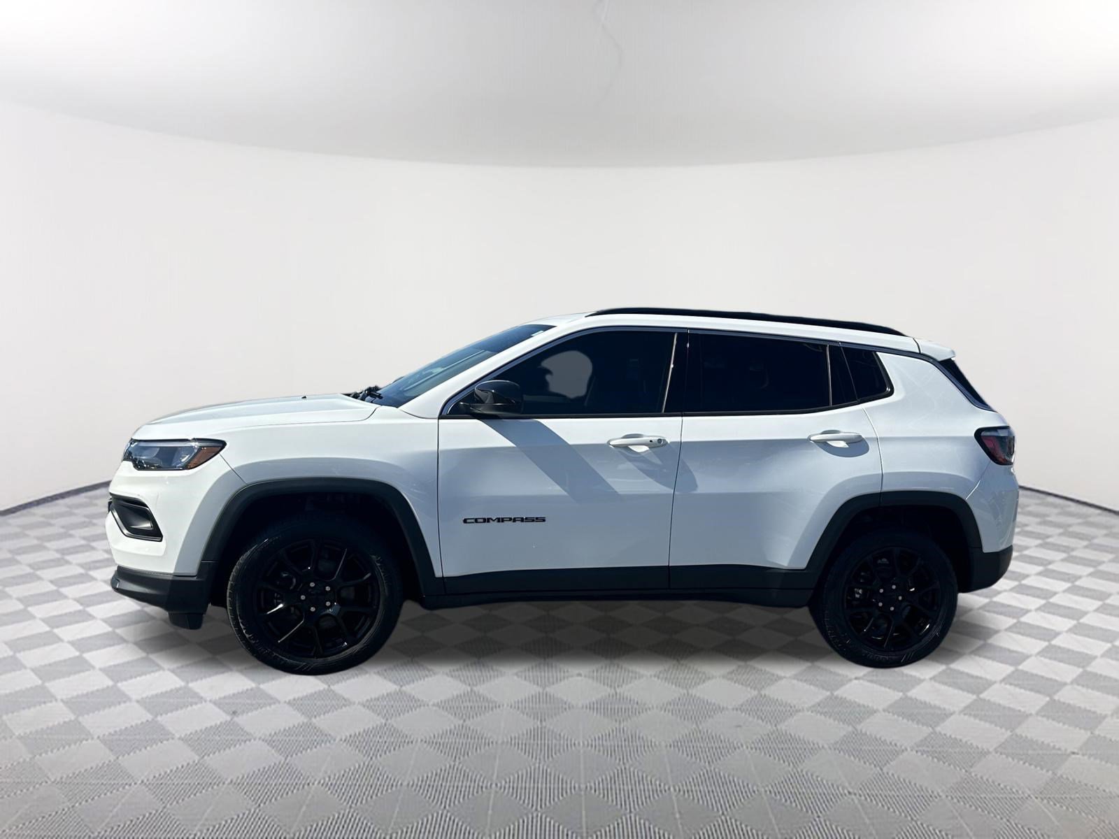 Used 2022 Bright White Clearcoat Jeep Latitude Lux image 8