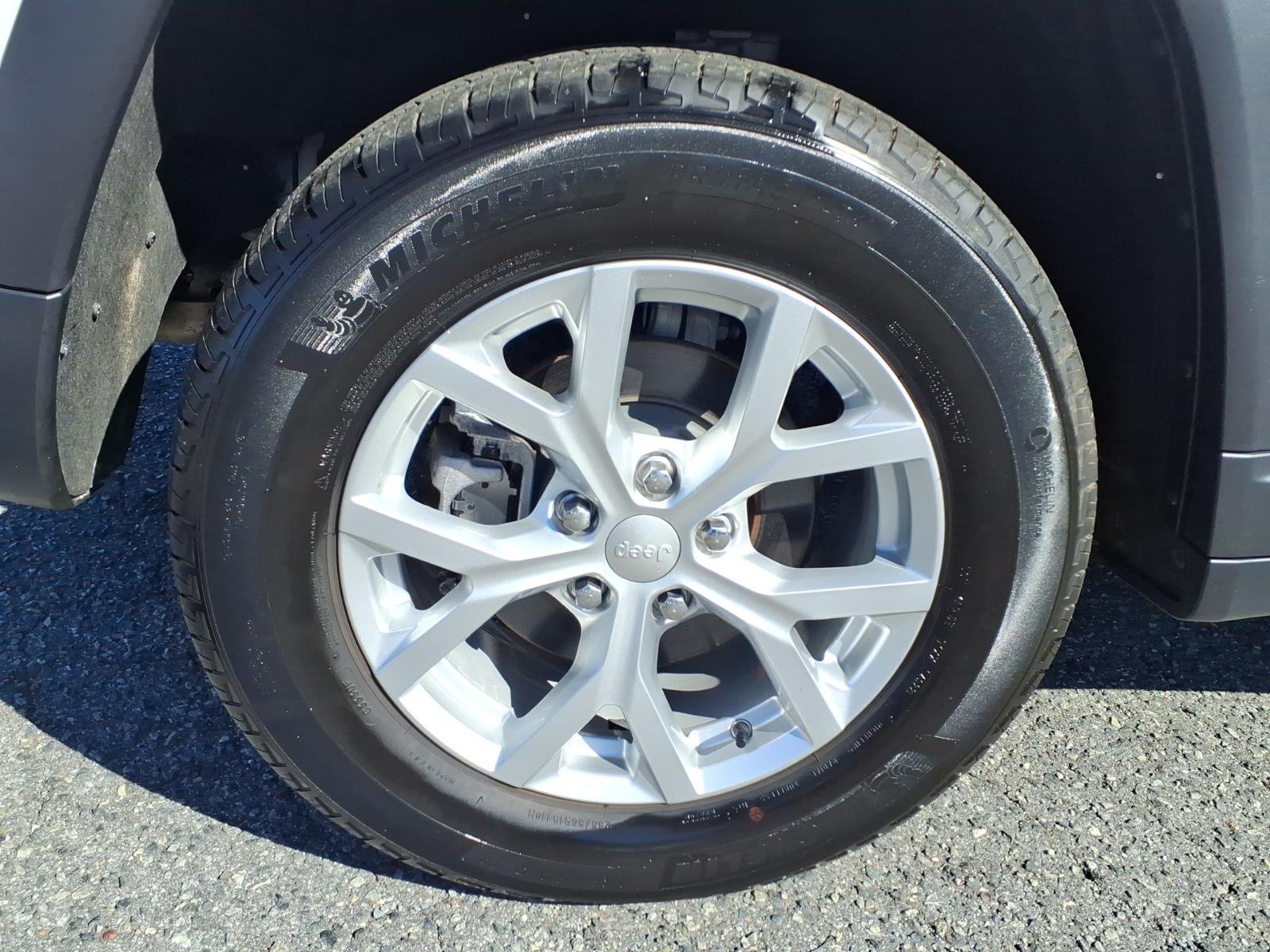 Used 2023 White/off-white Jeep Limited image 24