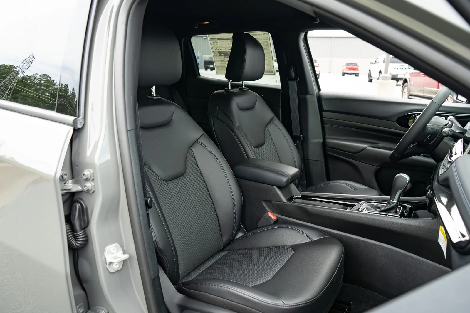 New 2026 Sting-Gray Clear-Coat Exterior Paint Jeep Latitude image 22