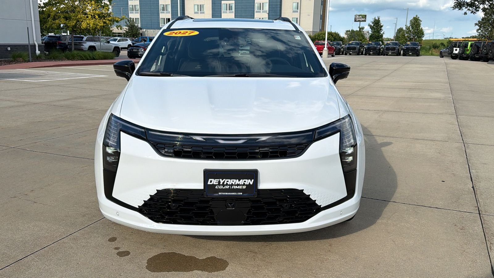 New 2027 Bright White Clear-Coat Exterior Paint Chrysler Limited image 3