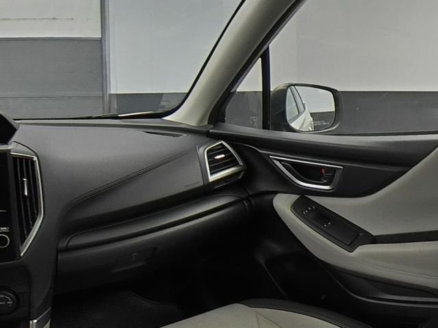 Used 2020 White Subaru Base image 31