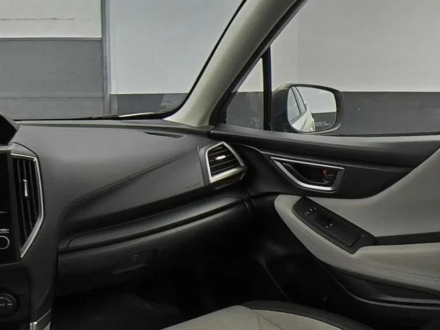Used 2020 White Subaru Base image 31