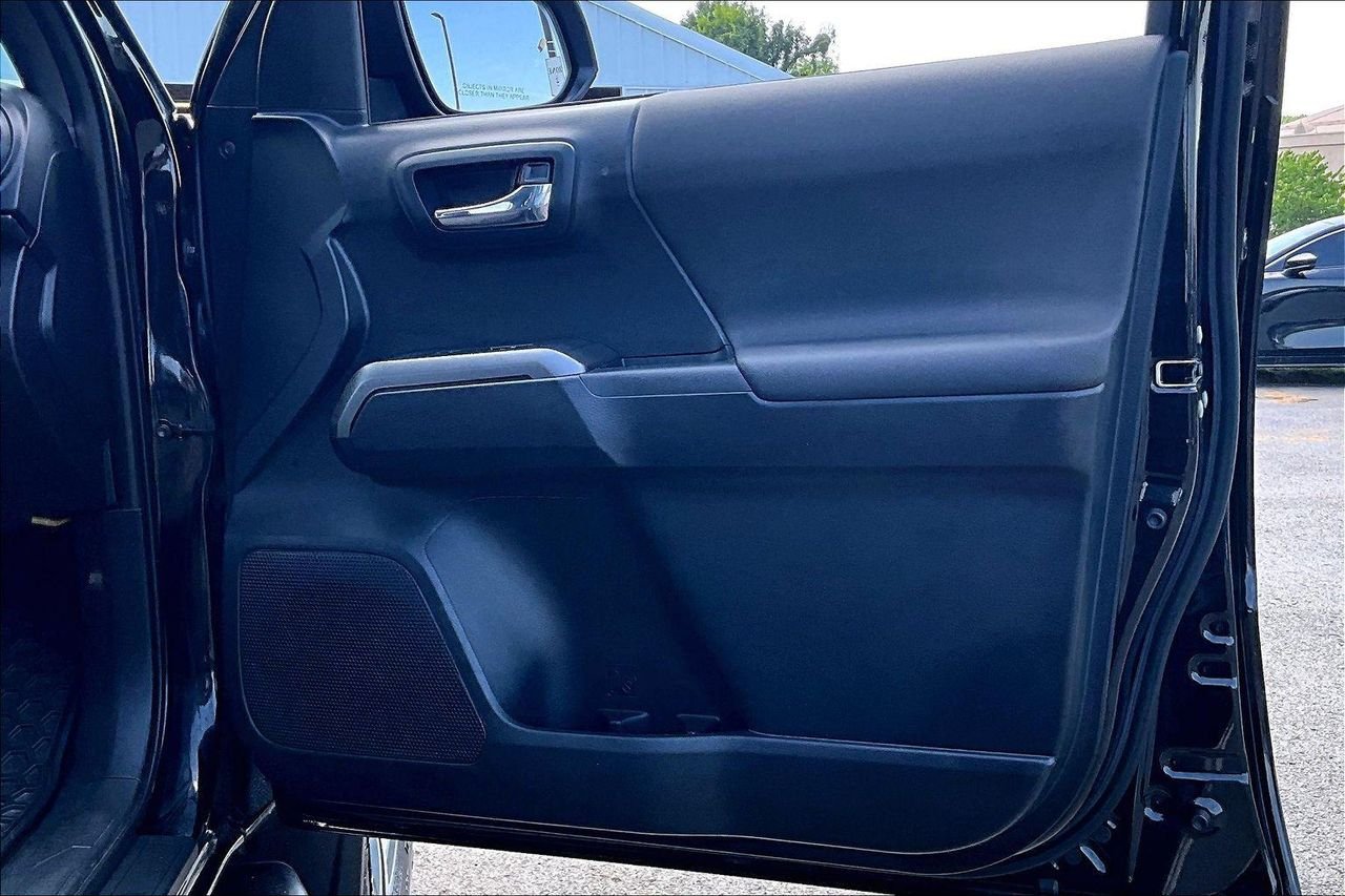 Used 2018 Midnight Black Metallic Toyota SR5 image 29