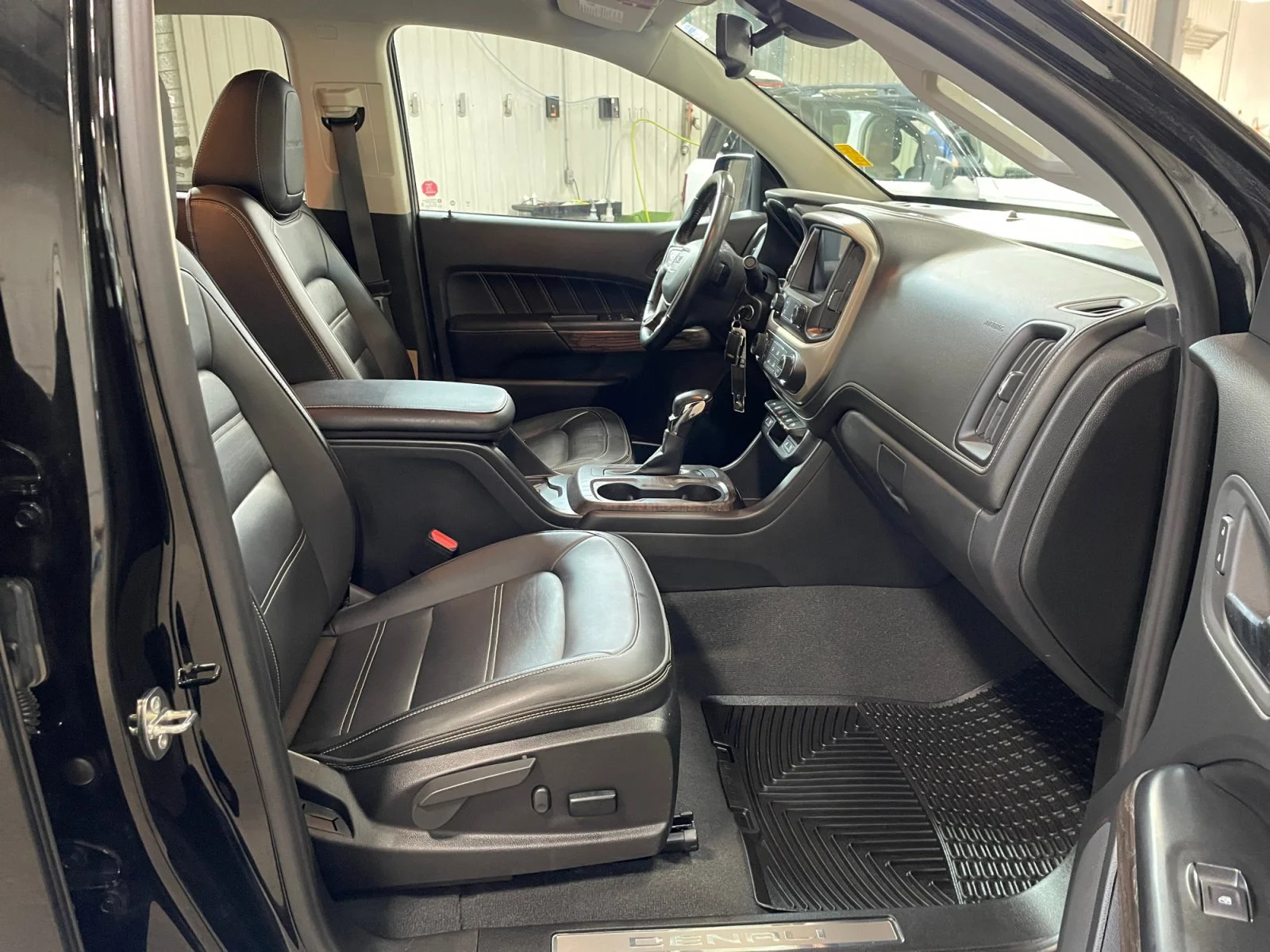 Used 2022 BLACK GMC Crew Cab 4WD DENALI image 17