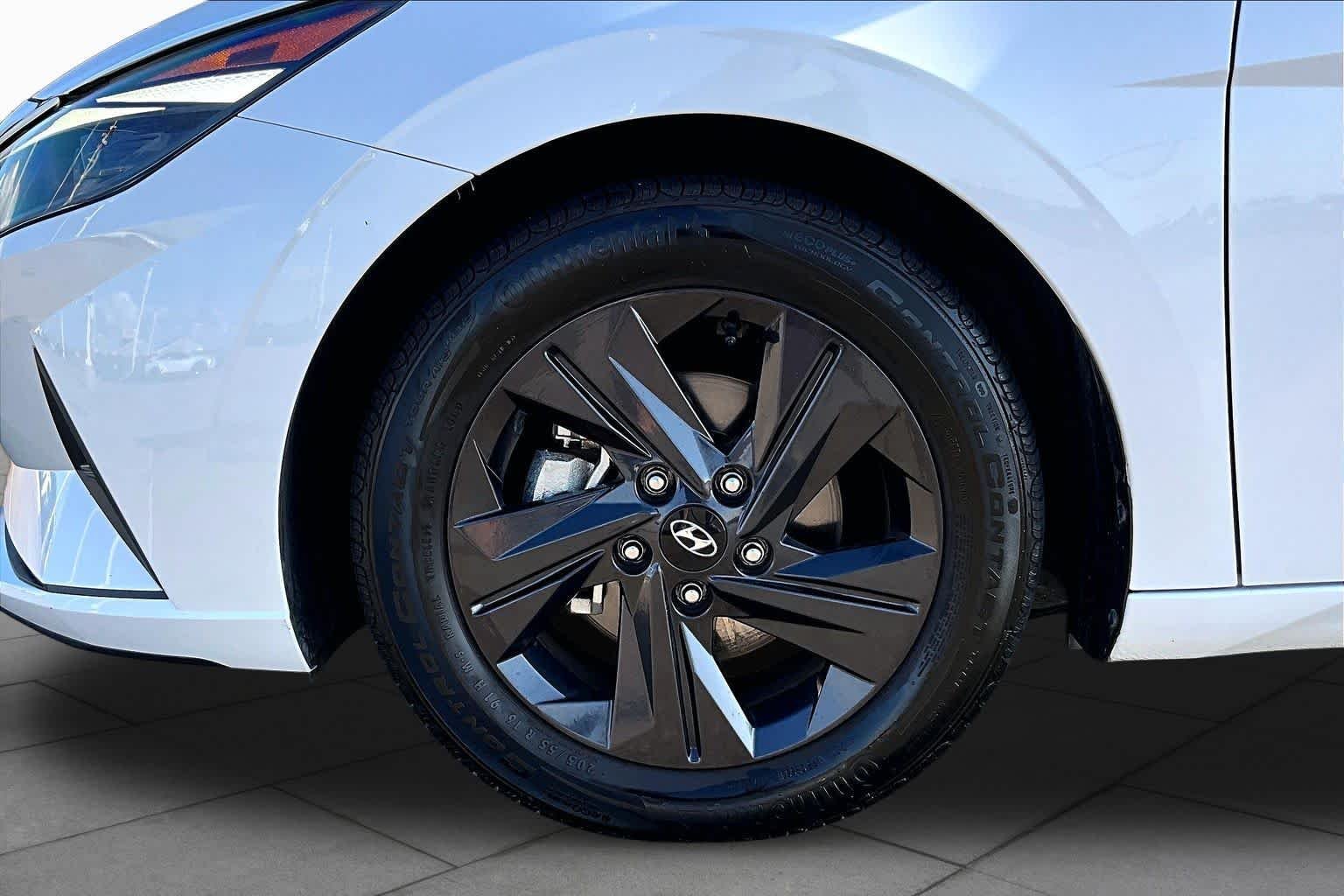 Used 2022 Quartz White Hyundai SEL image 10