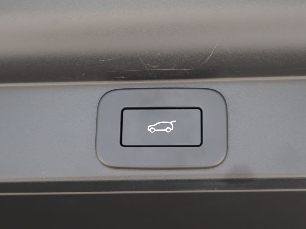 Used 2023 Ostuni Pearl White Land Rover SE image 17