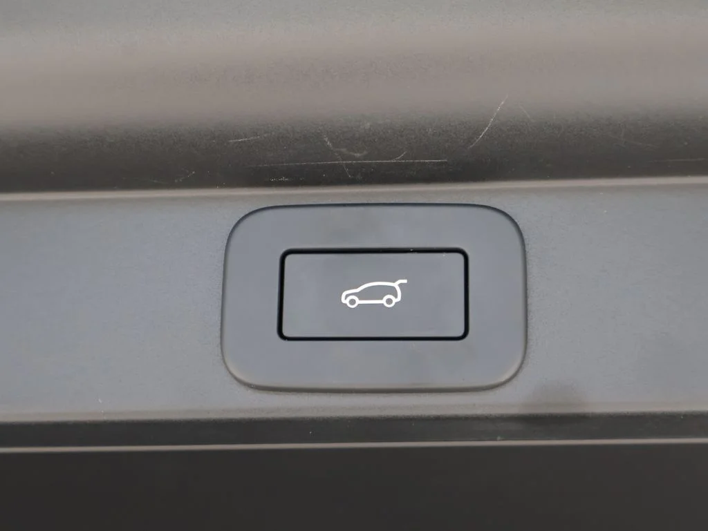 Used 2023 Ostuni Pearl White Land Rover SE image 17