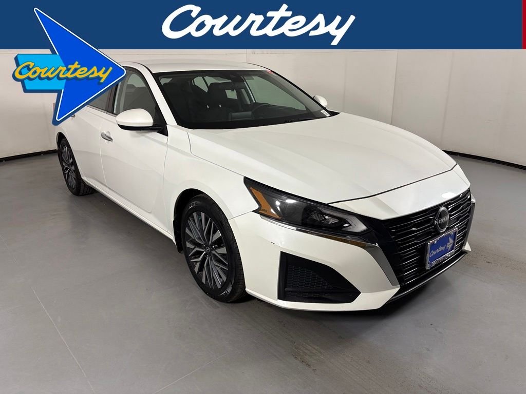 Used 2023 White Nissan 2.5 SV image 1