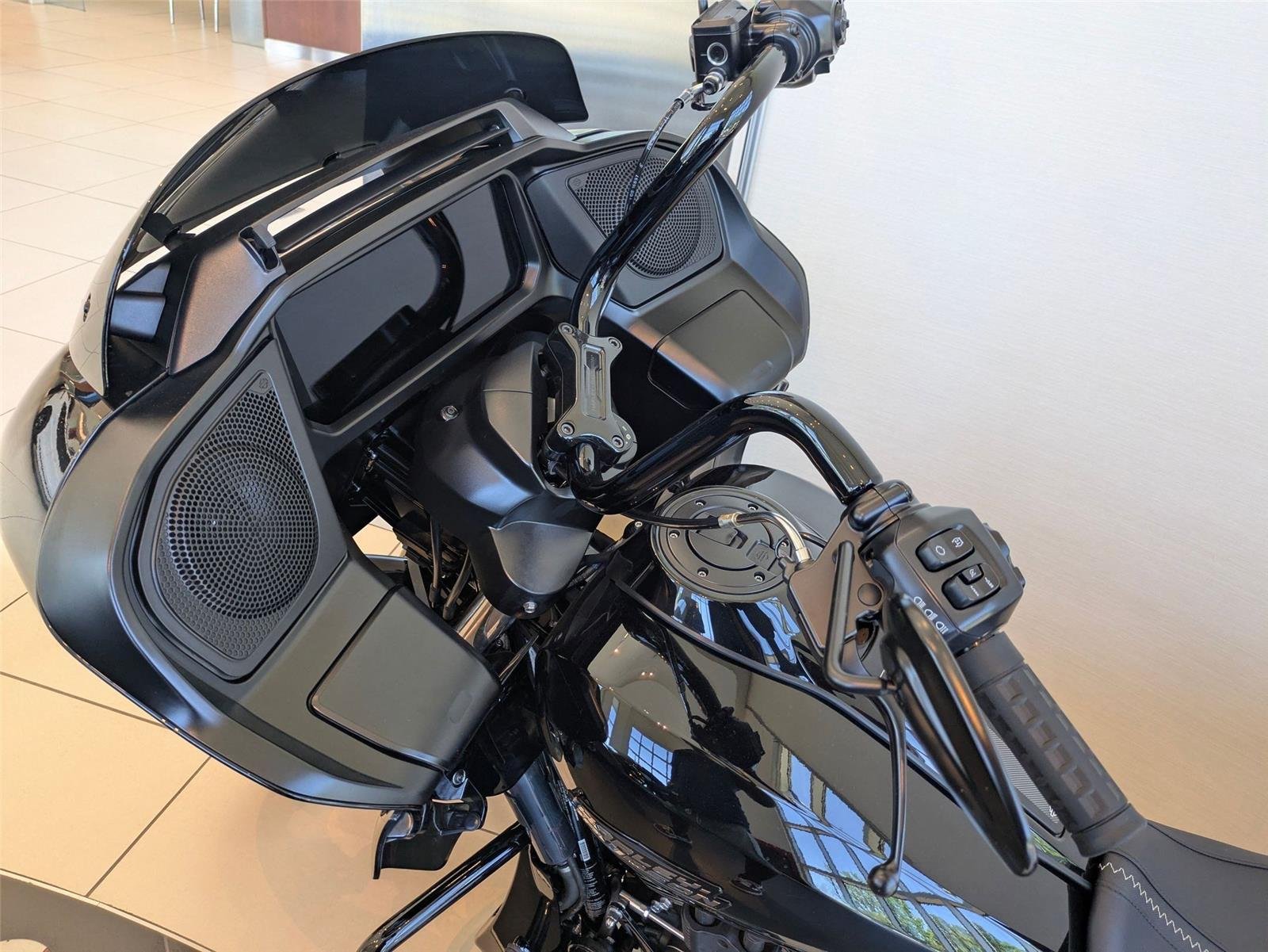 Used 2025 BLACK HARLEY DAVIDSON ROAD GLIDE image 10