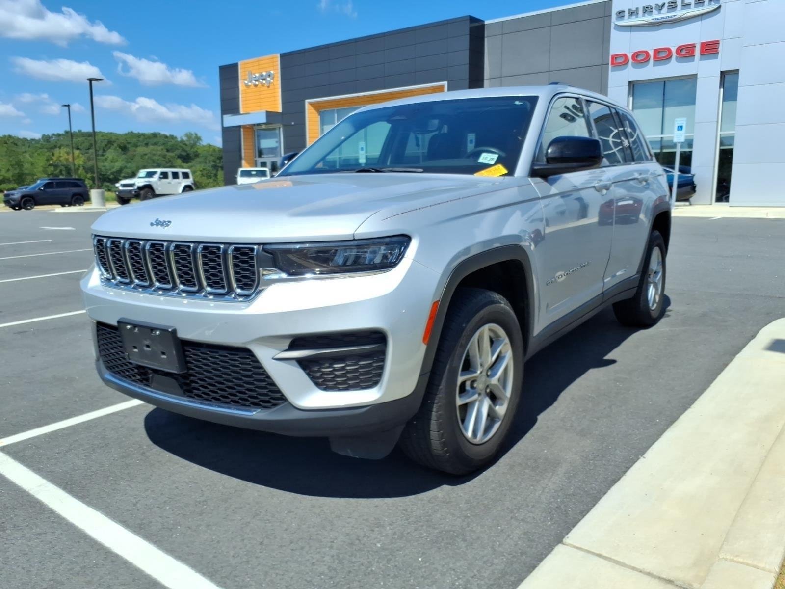 Used 2023 Silver Zynith Jeep Laredo image 20