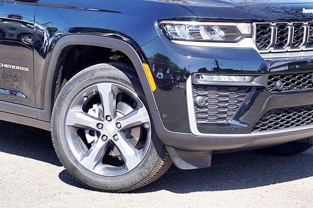 New 2026 Diamond Black Crystal Pearl-Coat Exterior Paint Jeep Limited image 4