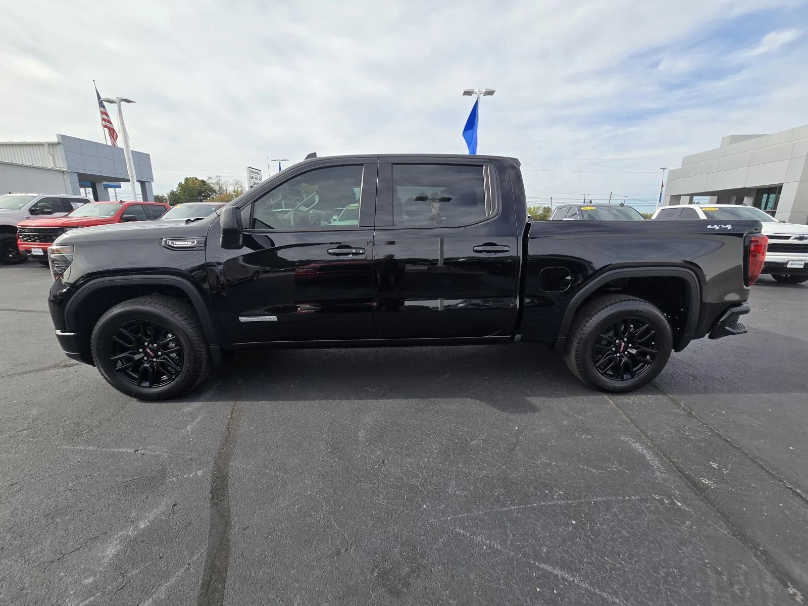 Used 2024 Onyx Black GMC Elevation image 4