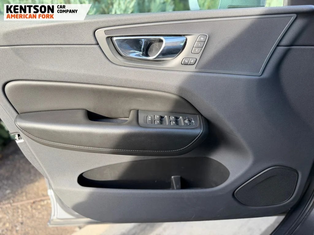 Used 2019 Gray Volvo T6 Momentum image 18