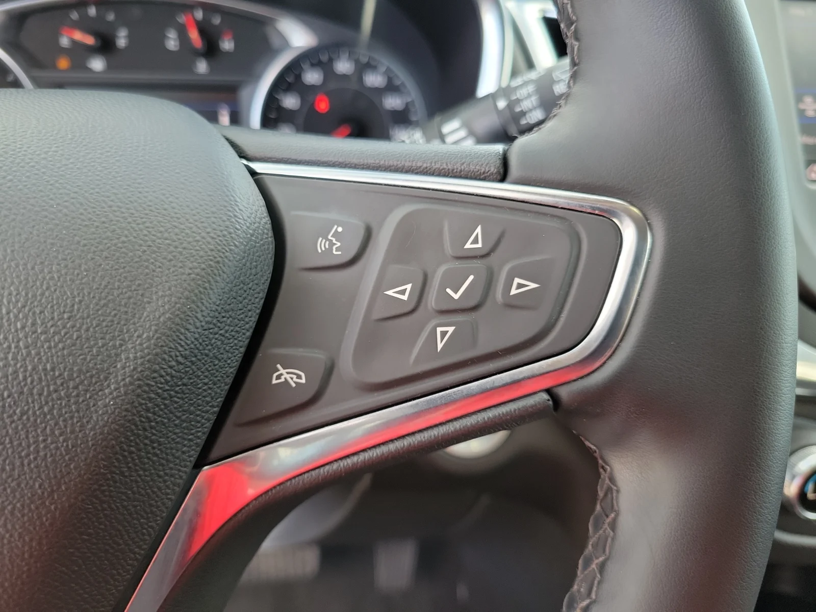 Used 2024 Mosaic Black M Chevrolet FWD LT image 20