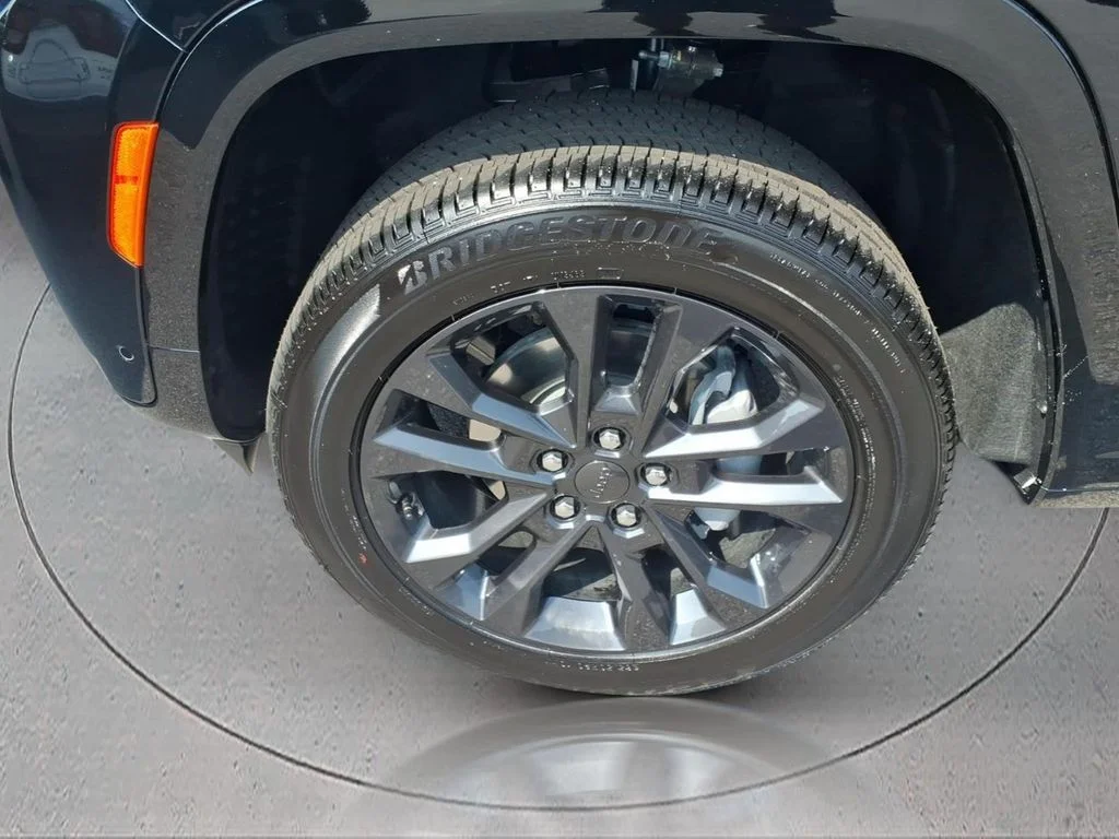 New 2026 Diamond Black Crystal Pearlcoat Jeep Limited Reserve image 4
