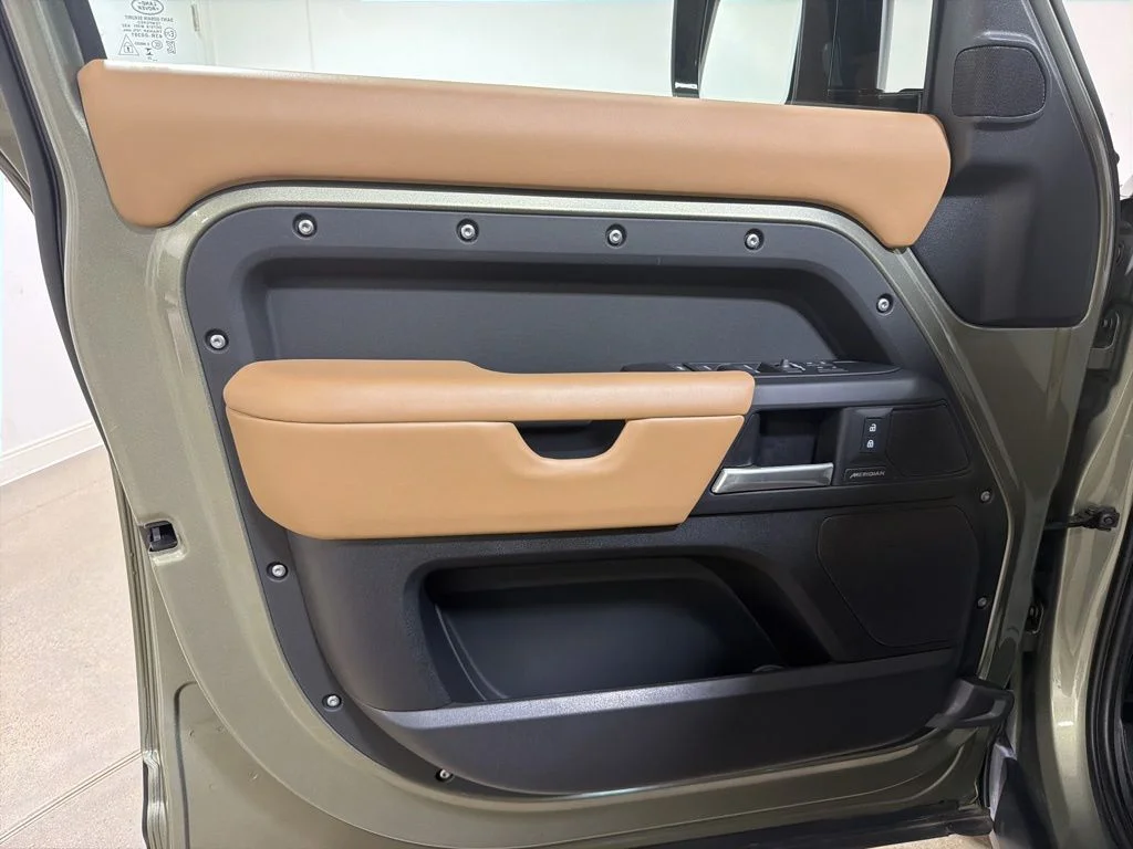 Used 2025 Pangea Green Metallic Land Rover S image 9