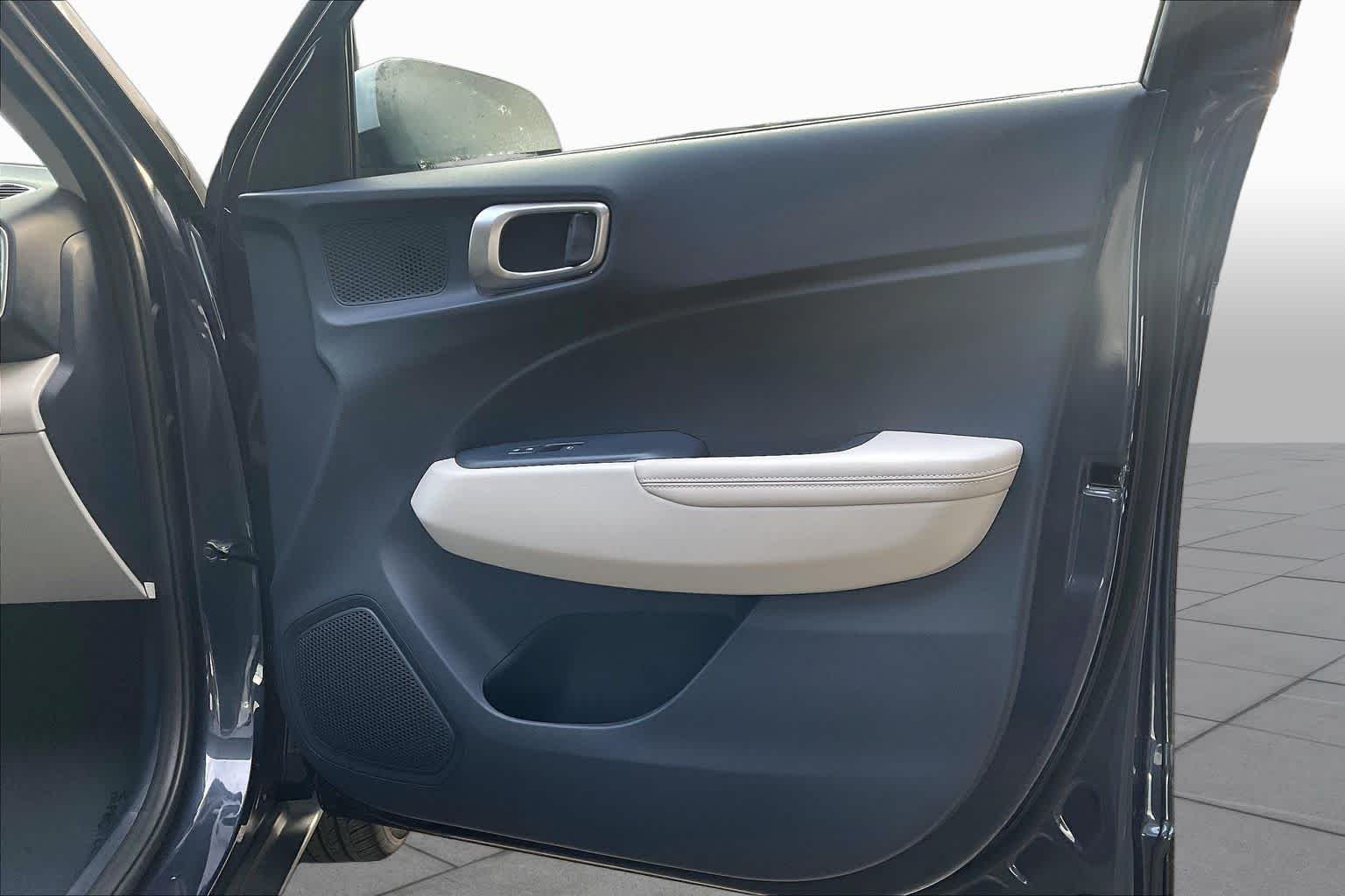 Used 2025 Denim w/White Roof Hyundai Limited image 23