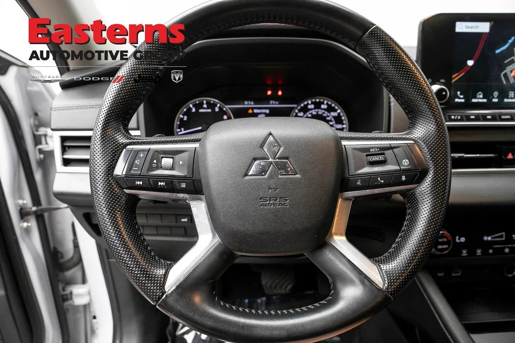 Used 2022 White Mitsubishi SE image 11