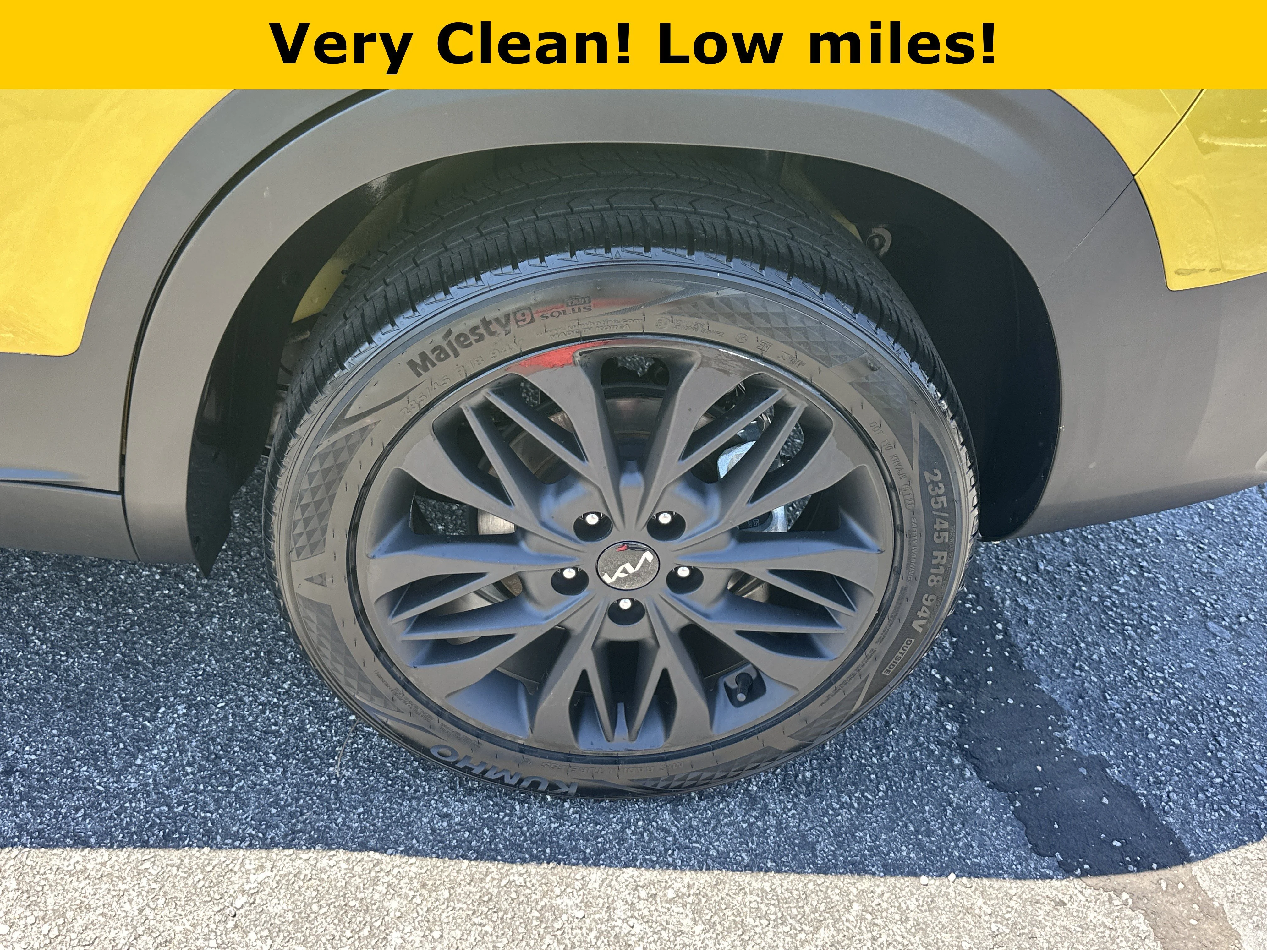 Used 2023 Starbright Yellow/Black Roof Kia Nightfall image 23