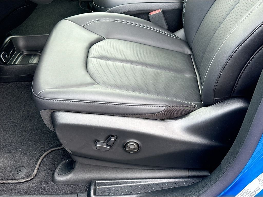 New 2027 Hydro Blue Pearl-Coat Exterior Paint Chrysler Select image 11