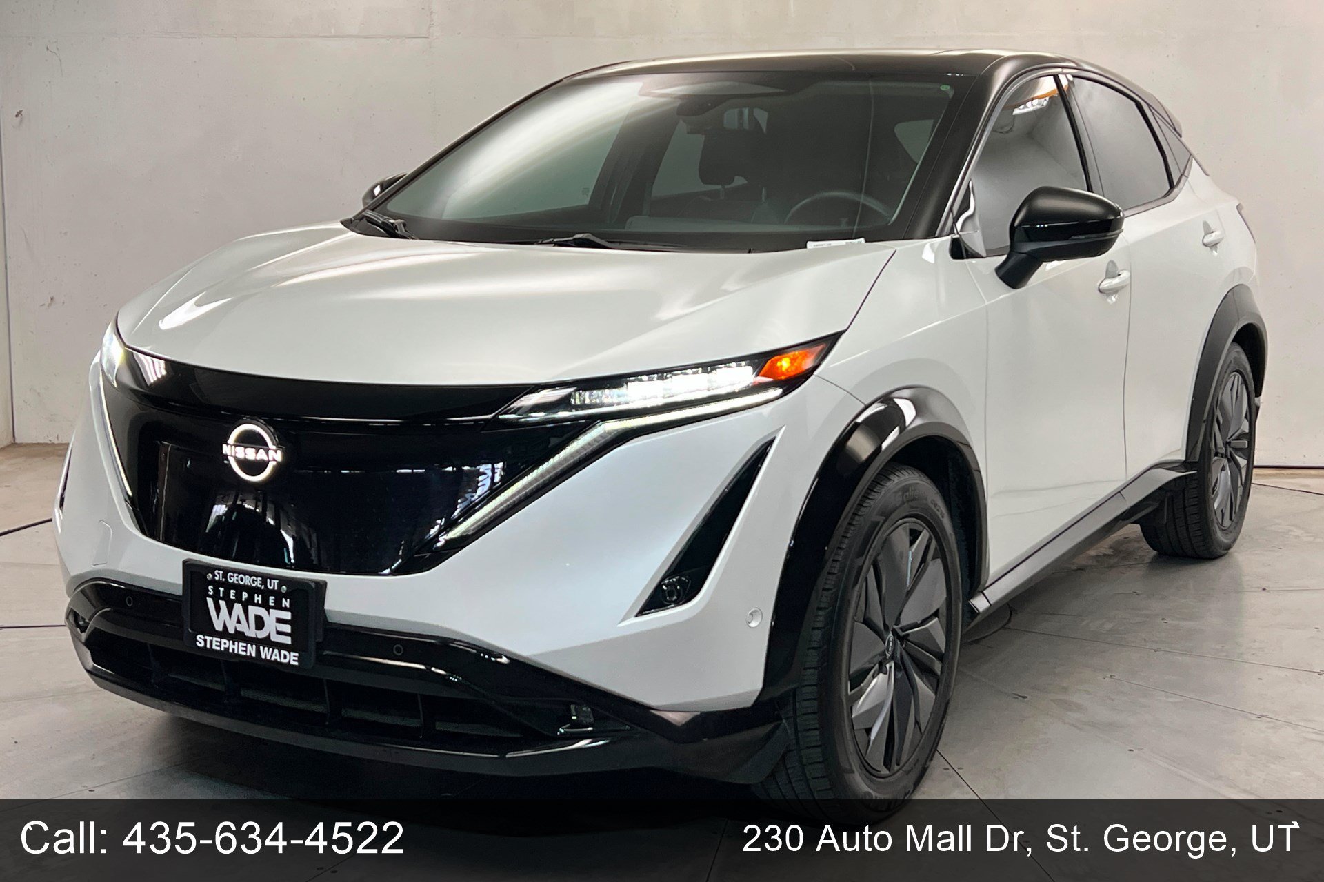 Used 2023 Everest White Pearl Tricoat/Black Diamond Pearl Nissan PLATINUM+ image 1