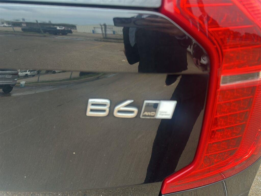 Used 2023 Onyx Black Metallic Volvo Ultimate image 7