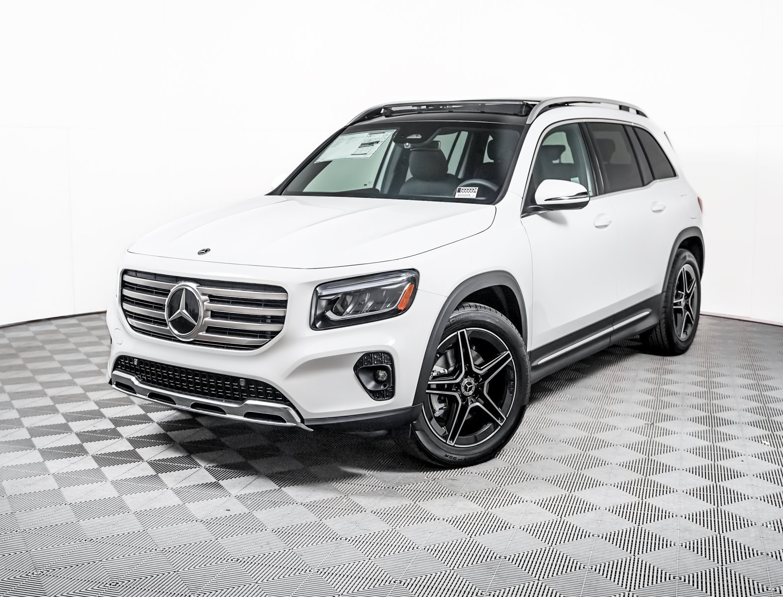 New 2026 Polar White Mercedes-Benz GLB 250 image 1