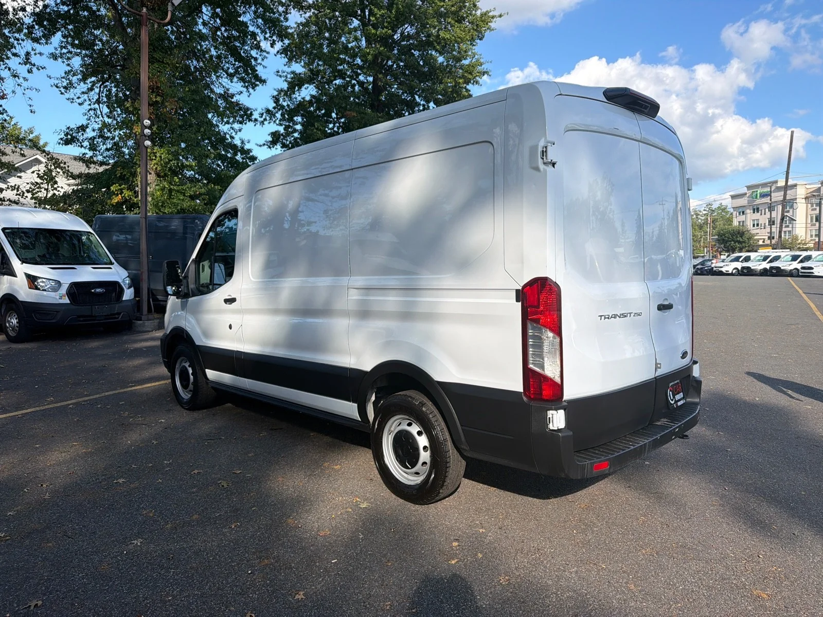 Used 2020 Oxford White Ford T250 MED ROOF image 5