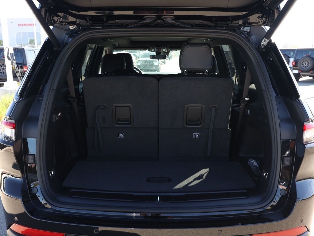 New 2026 Diamond Black Crystal Pearl-Coat Exterior Paint Jeep Limited image 15