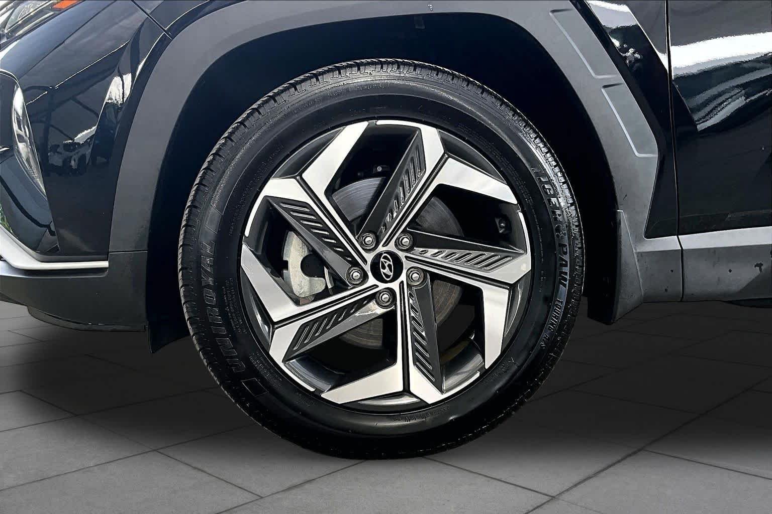 Used 2022 Phantom Black Hyundai SEL image 11