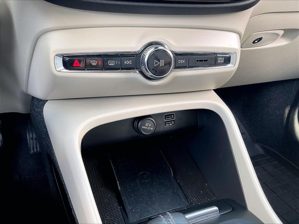 Used 2020 White Volvo Momentum image 25