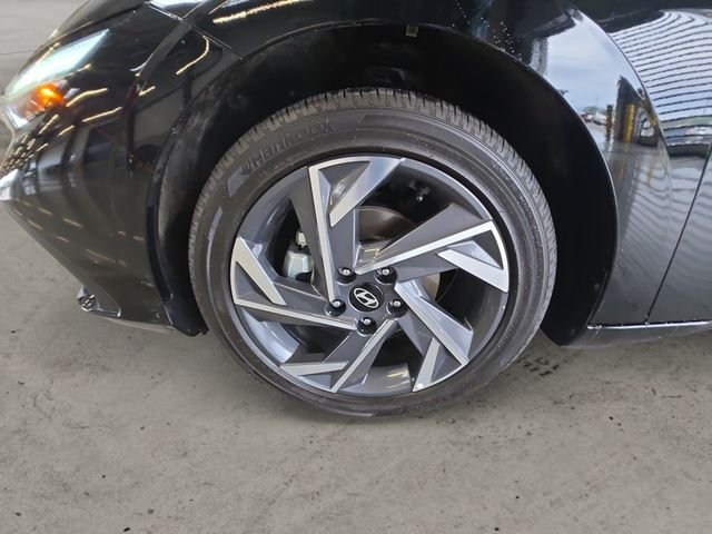 Used 2025 Black Hyundai SEL Sport image 14